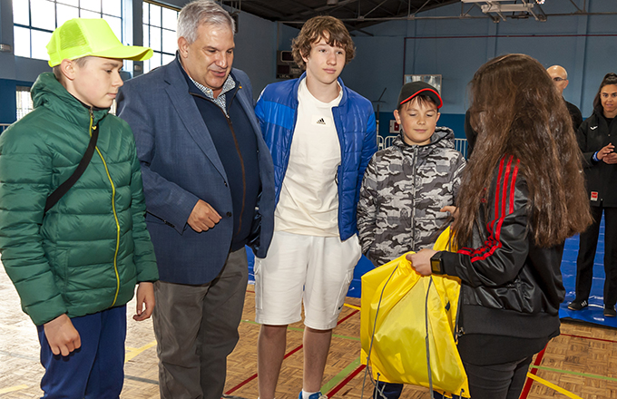 Entrega matearial deportivo refugiados ucranianos